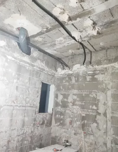 Reformas con falsas vigas de escayola 2024 5 trabajo de falsas vigas en bano antes