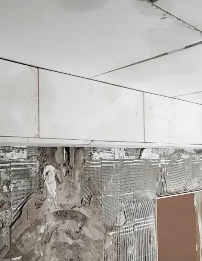 Reformas con falsas vigas de escayola 2024 6 trabajo de falsas vigas en bano durante obra