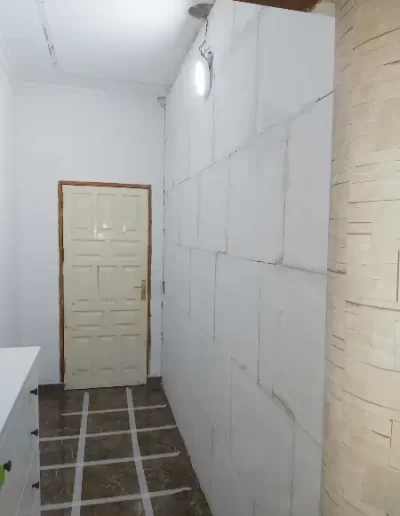 Reformas con molduras y tabiques Escayola Jologar 2024 2 trabajo de tabique jologar pared casi terminada